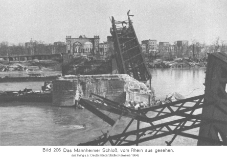 Mannheim, die zerst�rte Rheinbr�cke mit Sicht auf
                  das Schloss, 1945