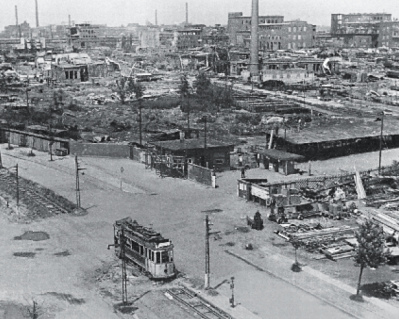 Ludwigshafen, das
                      Werksgel�nde am Tor 3 in Ruinen nach dem Krieg
                      [21]