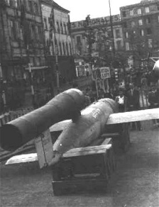 Antwerpen Groenplaats (Grnplatz),
                        Kriegsmaterialausstellung Juli 1945, Ausstellung
                        der V1-Flugbombe [13]