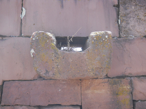 Ein Entw�sserungskanal in der Aussenmauer
                          des Tempels Kalasasaya, Frontale