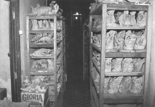 Steinemuseum in Ica, Holzgestelle mit
                              Figuren