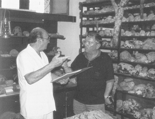 D�niken mit Cabrera im
                      Ica-Museum