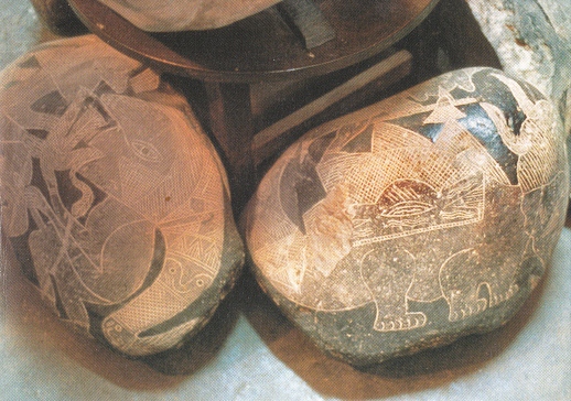Ica-Museum, gravierte
                      Steine mit Gestalten und Flugsaurier