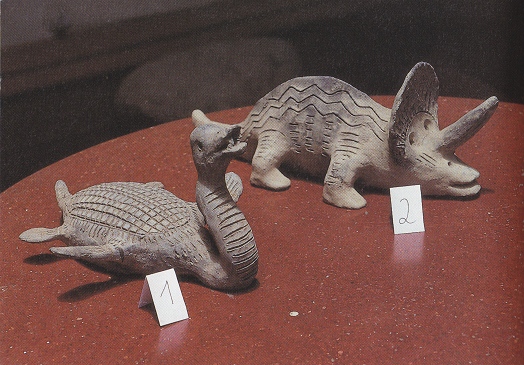 Ica-Museum, Figuren einer
                              Schildkr�ten-Ente und eines
                              Einhorn-Sauriers