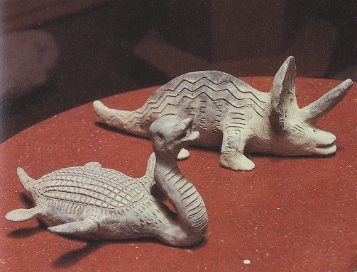 Ica-Museum, Figuren einer
                              Schildkr�ten-Ente und eines
                              Einhorn-Sauriers, Nahaufnahme