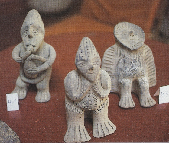 Ica-Museum, Figur des
                              Dudelsackspielers und zwei weitere
                              M�nnchen