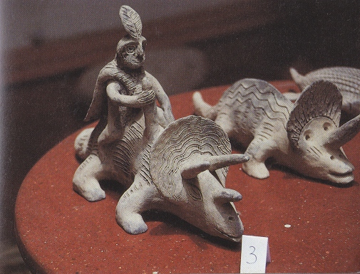 Ica-Museum, Figuren Einhorn und
                              Dreihorn mit Reiter