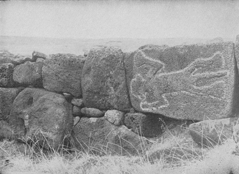 Chile, isla de Pascua, muro protector de
                        piedras de los dioses