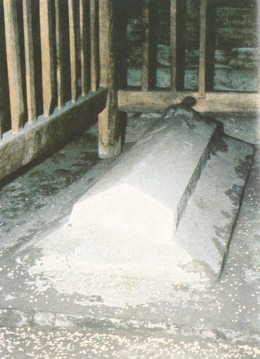 Srinagar, la tumba
                                      supuestamente con un Jes�s de
                                      fantas�a