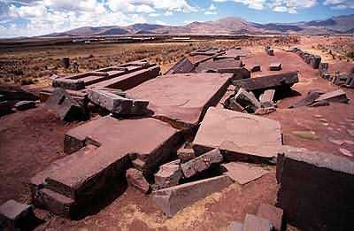 PumaPunku enTiahuanaco
                                      (Bolivia), ruinas con piedras
                                      cortadas gigantes