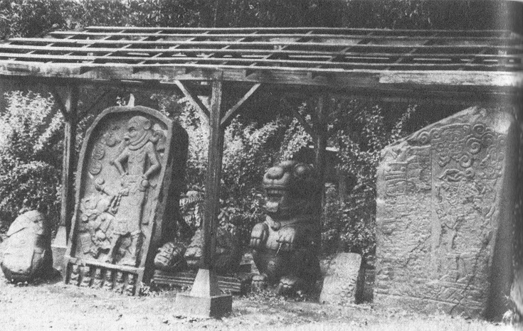 Guatemala, la estela El B�ul,
                                      con un dios con casco y boca de
                                      perro