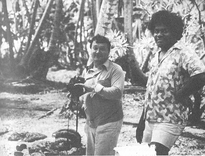 Erich von D�niken con el gu�a
                                      Teeta