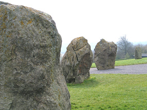 C�rculo de piedras en Newgrange (New
              Grange)