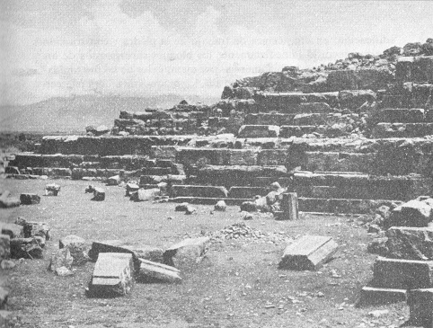 Parhaspur en India, restos de una
                                  pir�mide