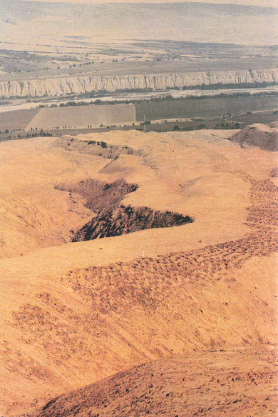 La pista de agujeros (pista de
                                  huecos, franja de agujeros) en la
                                  regi�n de Pisco, vista a�rea 01
                                  (p.160-161)