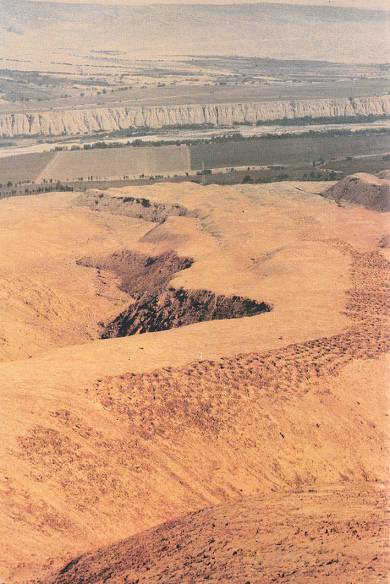 La pista
                      de agujeros (pista de huecos, franja de agujeros)
                      en la región de Pisco, vista aérea 01 (p.160-161)