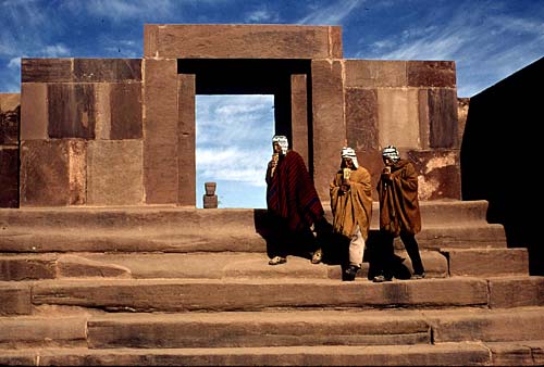 Entrada a la plataforma Kalasaya en
                      Tiahuanaco (Tiwanaku) con m�sicos bolivianos con
                      zampo�as