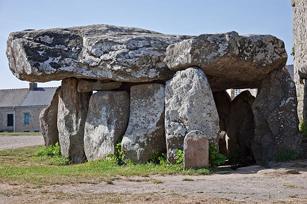 Ejemplo
                          de un dolmen (tumba de piedra) en Crucuno
                          entre Erdeven y Plouharnel en Breta�a