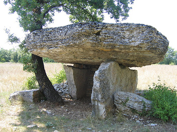 Ejemplo de otro dolmen (tumba de piedra)
                          en Ferri�res-Bas en el departamento de Lot en
                          Francia del sur
