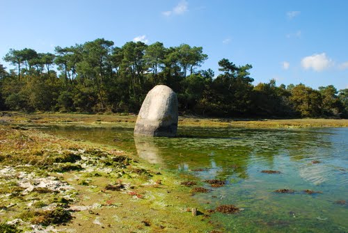 Menhir inmergido
                          en el r�o Pont l'Abb� en la regi�n de Kerdual,
                          en Breta�a