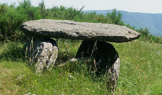 Dolmen en la
                            regi�n de Tarn (Francia) en el Parque
                            Regional de la regi�n de Haut Languedoc