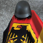 Sarg mit einer deutschen Fahne
              und einem Helm