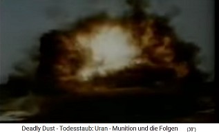 Caricatura animada: un tanque
                                    explota a travs de un misil nuclear
                                    de la OTAN ("municin de
                                    uranio") - el tanque se
                                    convierte as en basura atmica