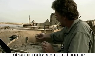 Tedd
                                  Weyman toma una muestra de polvo de
                                  Auweiry [l tambin est contaminado
                                  radiactivamente porque no tiene ropa
                                  protectora]