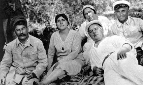 Stalin-Gruppenfoto von 1932 mit
                            Nadeschda Alillujewa, Esther Kogan, der
                            Ehefrau von Woroschilow und ihr Mann in
                            Sotschi, 1932