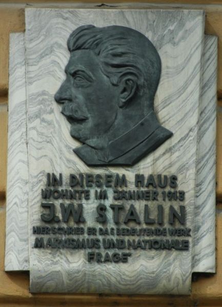 Stalin-Gedenktafel in Wien am Haus, wo
                            Stalin sein Hauptwerk "Marxismus und
                            Nationalfrage" geschrieben hat