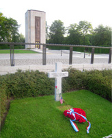 Grabstein des Grabs von General Patton in
                        Luxemburg mit grner Hecke