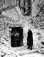 Nachkriegszeit in Rest-Deutschland,
                                Leben im Keller im Schutt