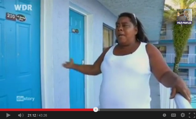 Motelangestellte Shirley                  erkl�rt auf dem Balkon