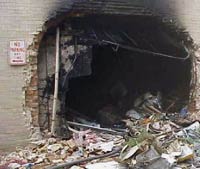 Pent�gono 11 de septiembre 2001: El cohete
                        dejo un hueco en la fachada, bien visible antes
                        de la ca�da de la fachada.