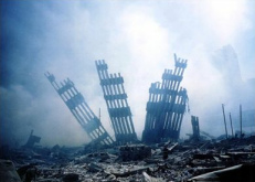 WTC Trmmer: Gerippe. Tie Trme
                              fielen in Fallgeschwindigkeit zu Staub und
                              Rauch zusammen, ohne Sprengung unmglich.