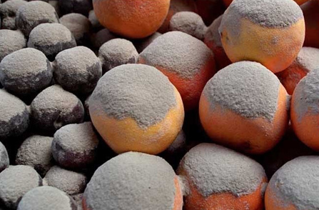 Obststand in
                            Manhattan (New York) mit dem leicht
                            radioaktiven Atomstaub des pulverisierten
                            WTC