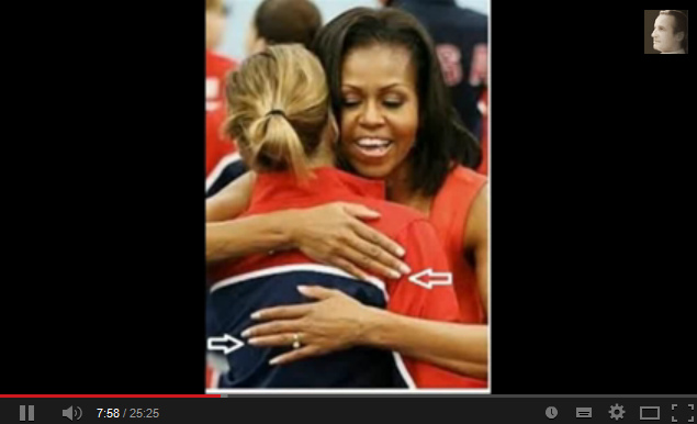 Michael Obama als
                      "First Lady" verkleidet ("Michelle
                      Obama") mit langem, m�nnlichem Ringfinger 02