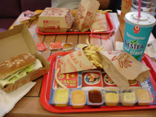 Fast
                        Food, z.B. ein Men mit vielen Sossen und
                        Eistee