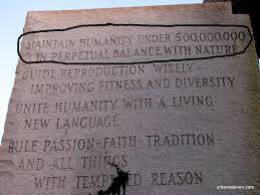 Guidestones in Georgia
                                            in den "USA": Der
                                            Text verlangt eine
                                            Bev�lkerungsreduktion auf
                                            500 Millionen, die
                                            Guidestones scheinen vom
                                            Satanisten Bill Gates