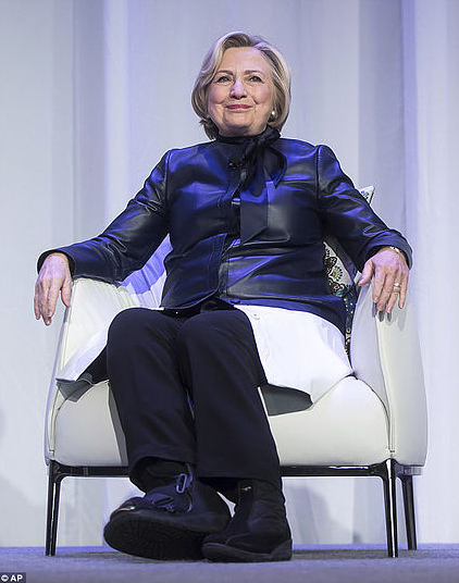 Killary Hillary Clinton mit Gehschienen-Schuh