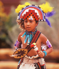 Zuni-Bub mit Regenbogentanz mit Kleidern
                        in brillanten Farben