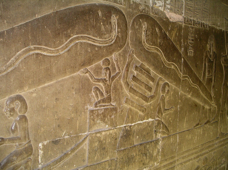 Relief mit zwei Gl�hbirnen im Tempel