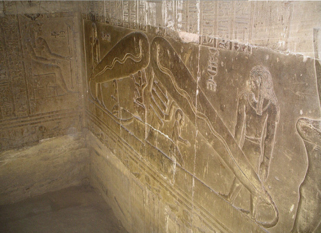 Relief mit 2 Gl�hbirnen in einer Ecke im Tempel von
                Dendera