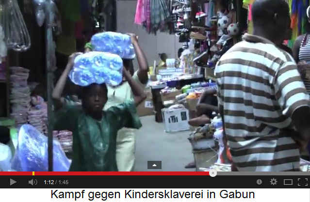 Kindersklaven
                              arbeiten als Tr�ger auf einem Markt von
                              Libreville in Gabun