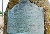 Bloody Island
              ("Blutinsel"), Gedenktafel fr einen Racheakt an
              130 unschuldigen Mnnern, Frauen und Kindern der
              Pomo-Indianer, im Mai 1850