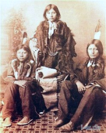 Indianerinternat: Sioux-Schler beim
                      Schuleintritt in Indianerkleidern und mit
                      indianischem Haarschnitt mit Feder