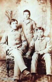 Indianerinternat: Sioux-Schler nach 6
                      Monaten Schuldressur, im "Dress"
                      wohldressiert