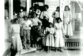 Zwangs-Indianerinternat mit
              Zwangskleidung und "christlich"-sadistischem
              Schuldrill