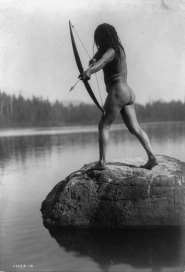 Nuu-chah-nulth-Jger am Ufer
                                      mit Pfeil und Bogen zielend, ca.
                                      1910