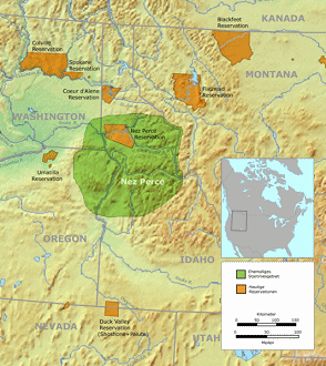 Karte mit dem Stammesgebiet der Nez
                            Percs (grn) und den heutigen Reservationen
                            2008 (rot)